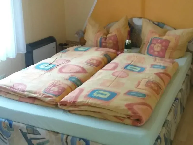 Bungalow 075 am Zeulenrodaer Meer – Schlafzimmer mit komfortablem Bett