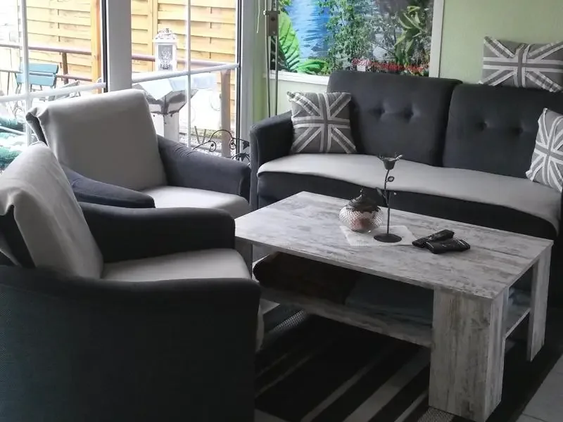Bungalow 075 am Zeulenrodaer Meer – Gemütlicher Wohnbereich mit Sitzecke