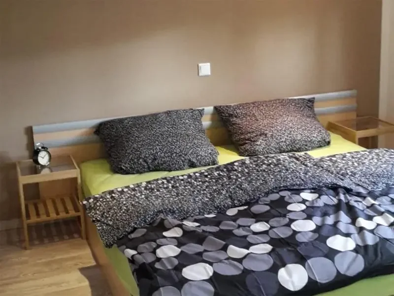 Bungalow 079 am Zeulenrodaer Meer – Schlafzimmer mit komfortablem Bett