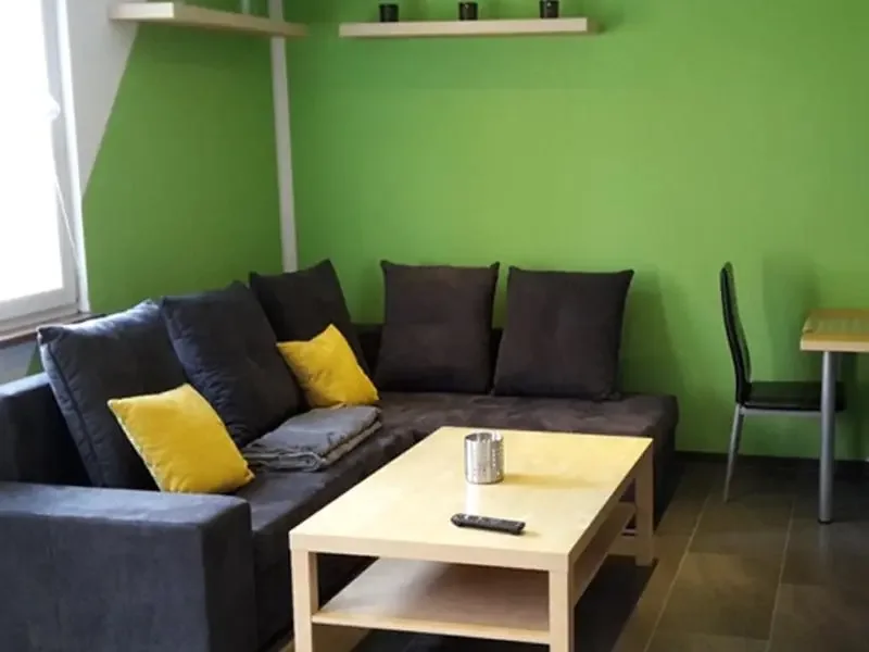 Bungalow 079 am Zeulenrodaer Meer – Gemütlicher Wohnbereich mit Sitzecke