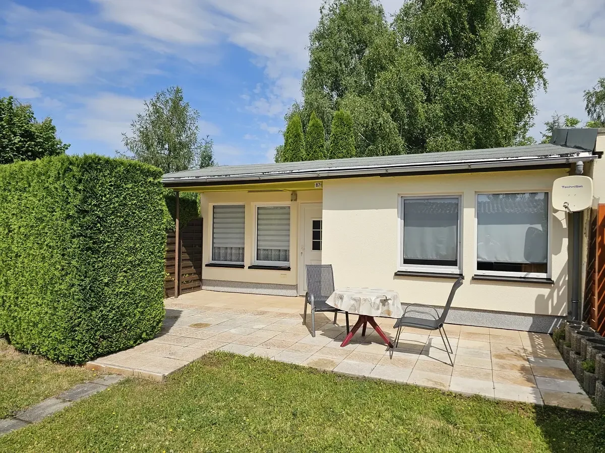 Bungalow 087 am Zeulenrodaer Meer – Außenansicht mit Terrasse im Grünen