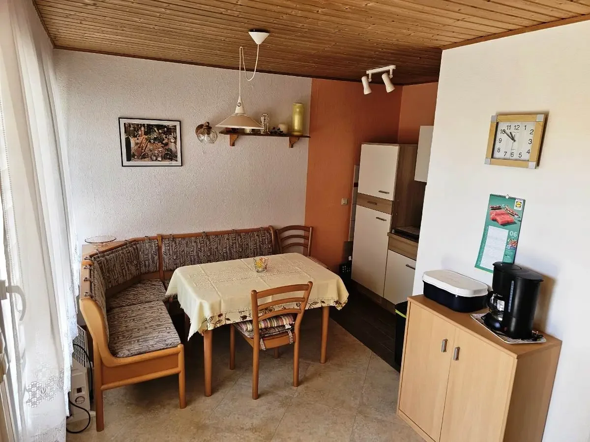 Bungalow 087 am Zeulenrodaer Meer – Heller Essbereich mit Esstisch
