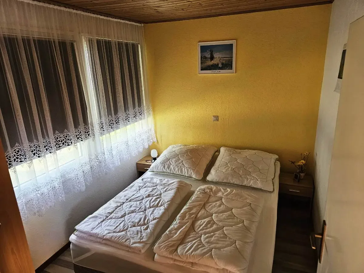 Bungalow 087 am Zeulenrodaer Meer – Schlafzimmer mit komfortablem Bett