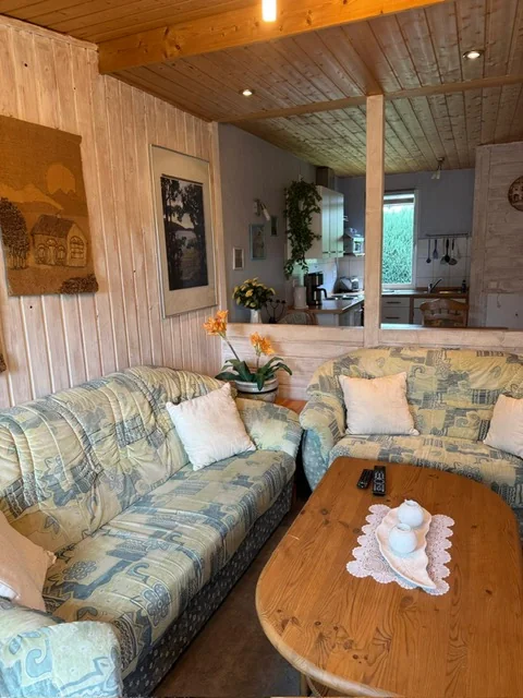 Schlafzimmer mit Doppelbett für erholsame Nächte im Bungalow 092