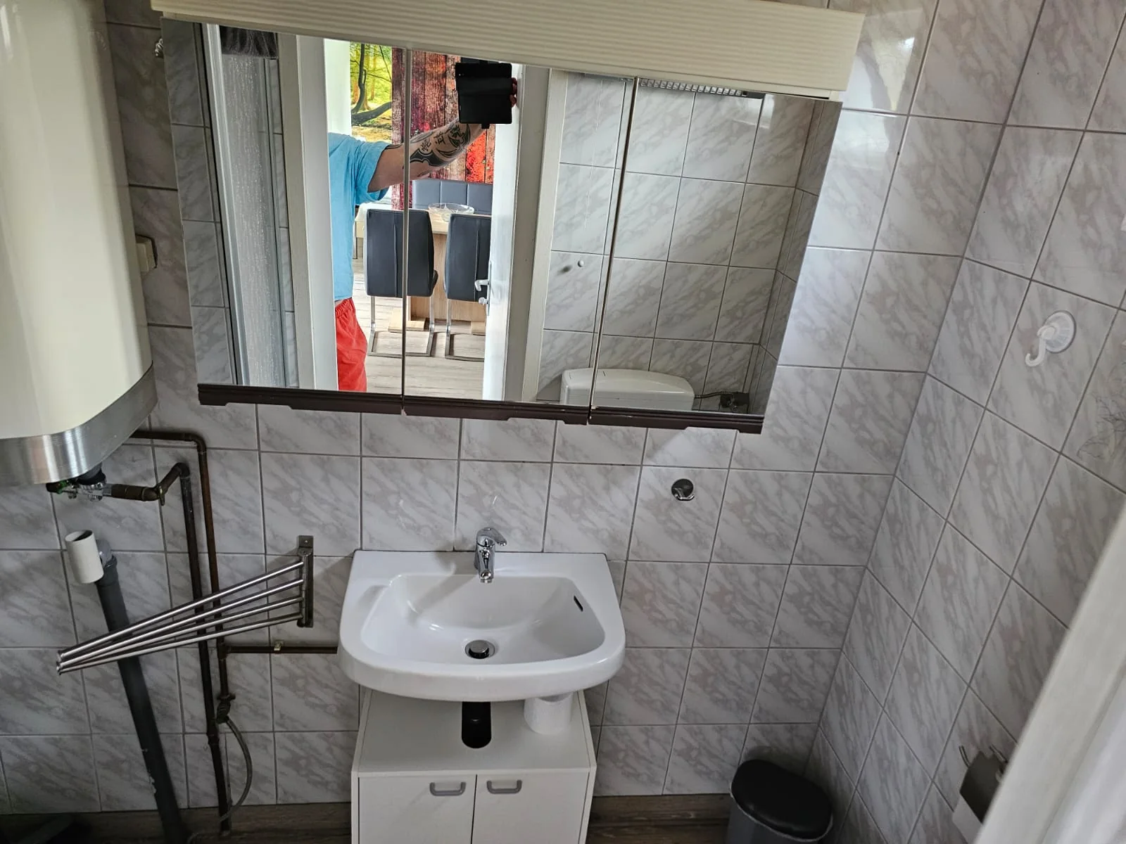 Badezimmer mit Dusche und Waschtisch im Bungalow 093