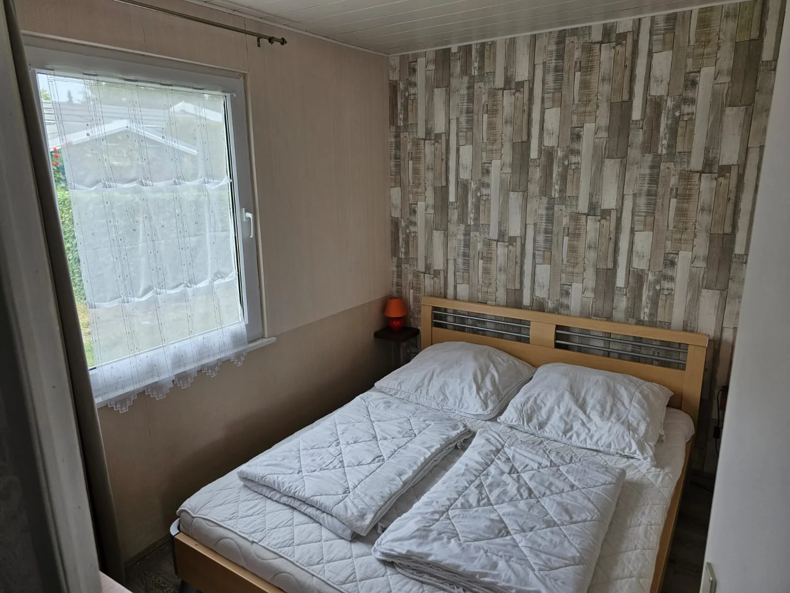 Praktische Küchenzeile mit Esstisch im Bungalow 094