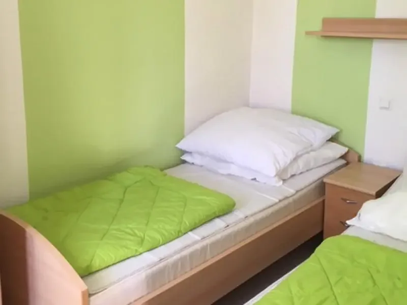 Bungalow 104 am Zeulenrodaer Meer – Schlafzimmer mit komfortablem Bett