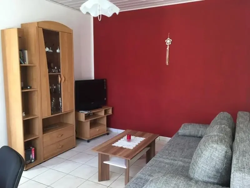 Bungalow 104 am Zeulenrodaer Meer – Gemütlicher Wohnbereich mit Sitzecke