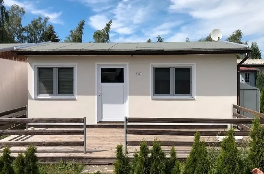 Bungalow 108 am Zeulenrodaer Meer – Außenansicht mit Terrasse im Grünen