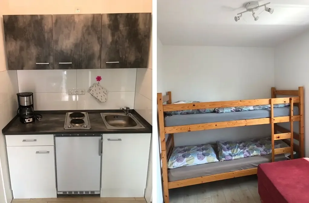 Bungalow 108 am Zeulenrodaer Meer – Küche mit Kochfeld und Kühlschrank