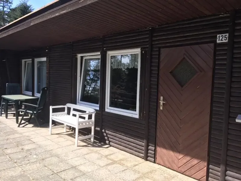 Bungalow 125 am Zeulenrodaer Meer – Außenansicht mit Terrasse im Grünen