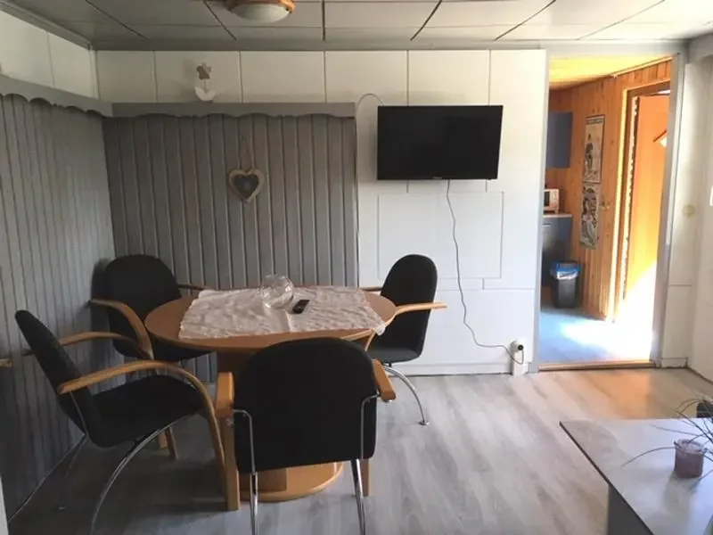 Bungalow 125 am Zeulenrodaer Meer – Heller Essbereich mit Esstisch