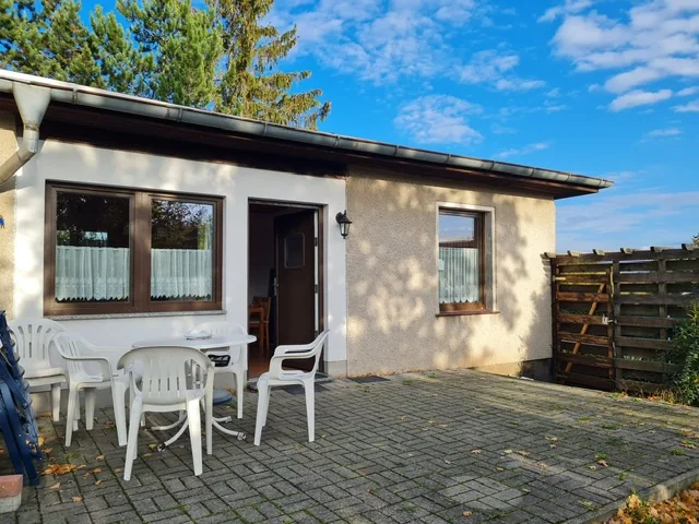 Bungalow 131 Außenansicht mit Garten und Terrasse am Zeulenrodaer Meer