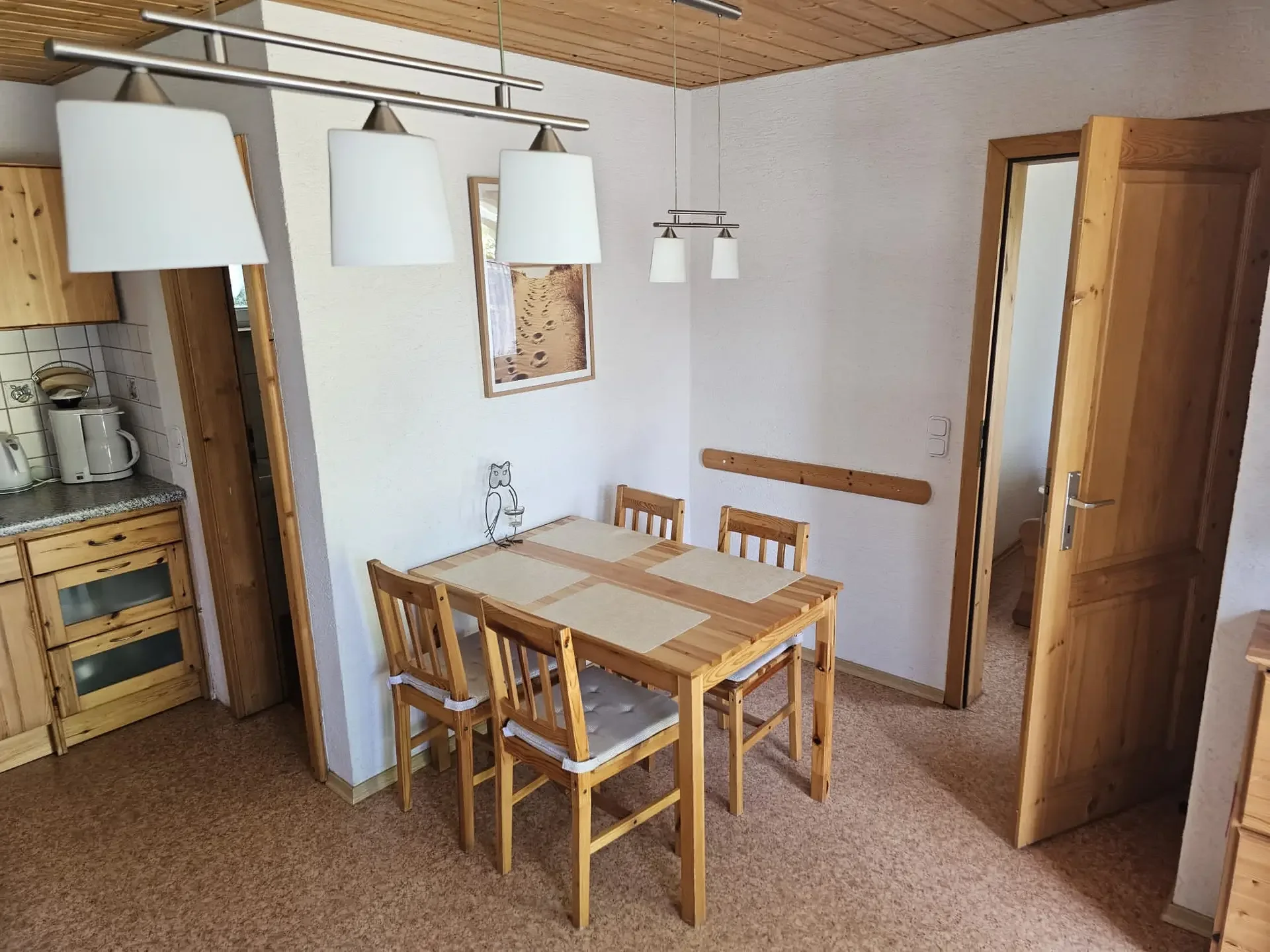 Bungalow 131 am Zeulenrodaer Meer – Heller Essbereich mit Esstisch