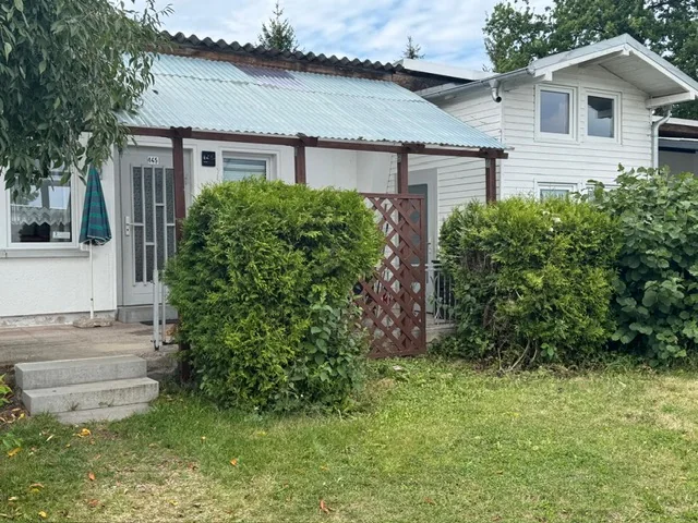Bungalow 145 Außenansicht mit privater überdachter Terrasse im Bungalowdorf Zadelsdorf