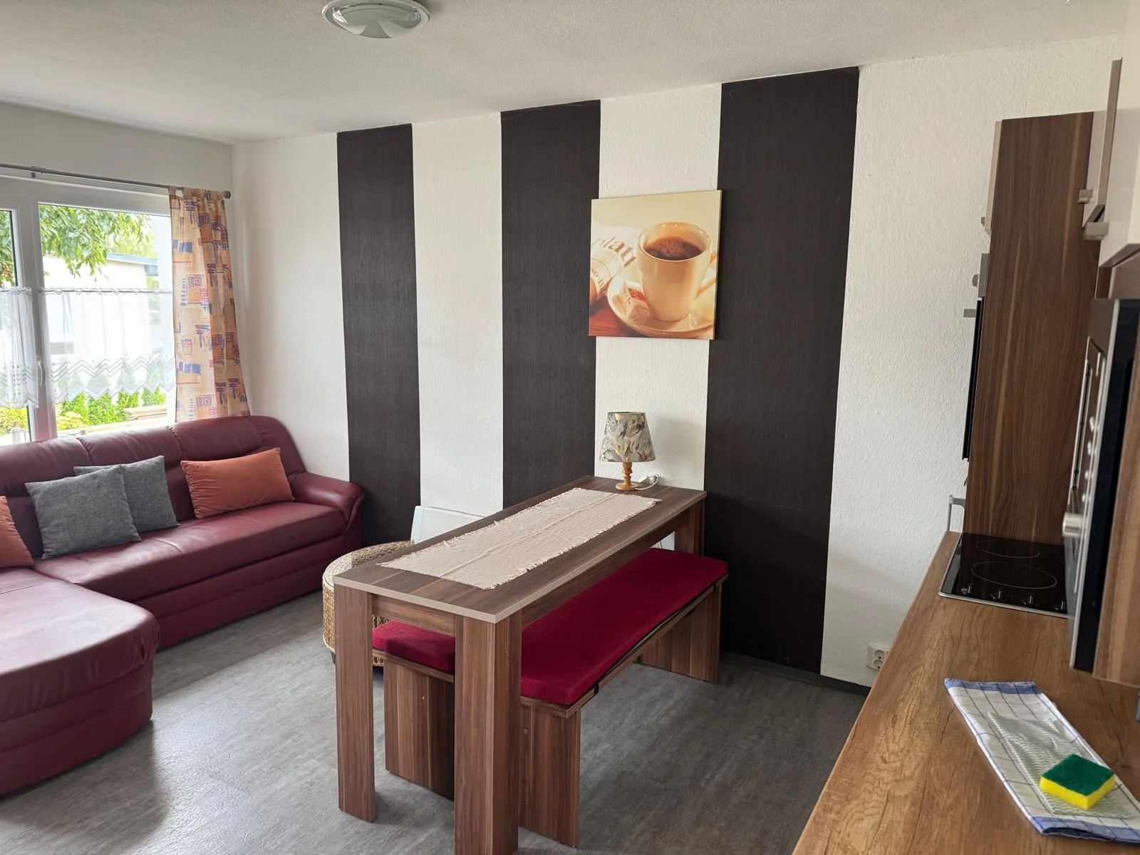 Heller Essplatz und Wohnbereich im Ferienhaus Bungalow 145
