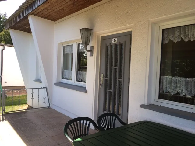Bungalow 147 Außenansicht und überdachter Eingangsbereich im Bungalowdorf Zadelsdorf