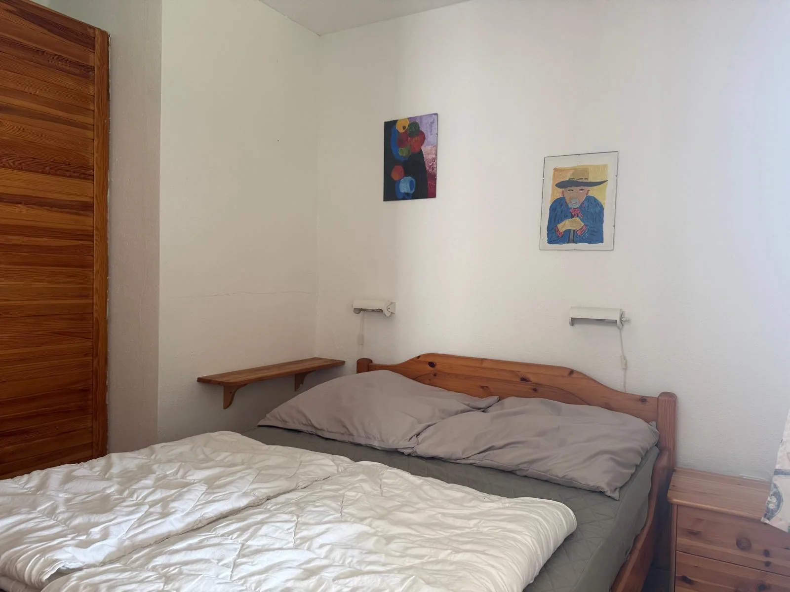 Schlafzimmer mit bequemem Doppelbett im Bungalow 147