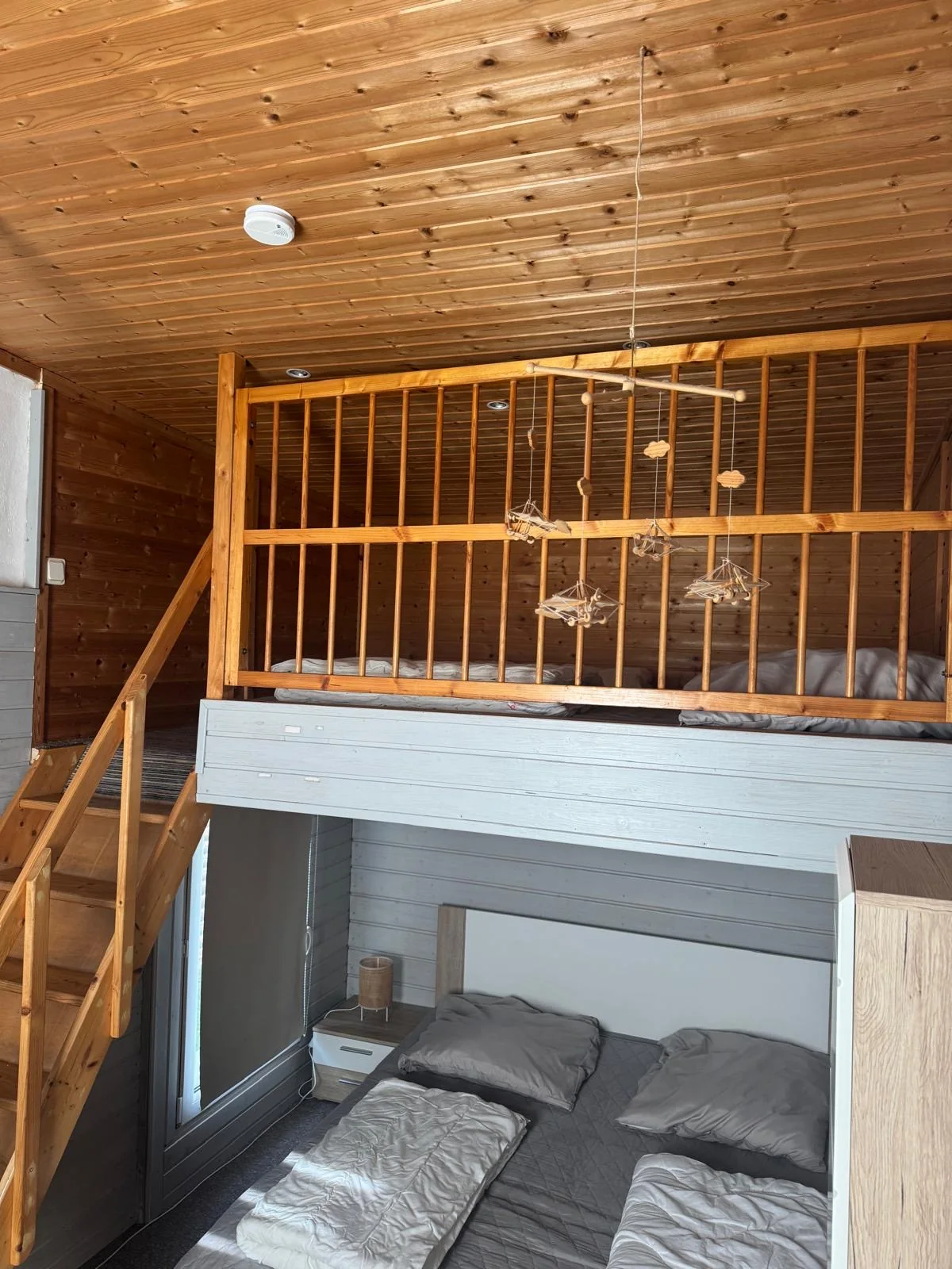 Gemütlicher Wohnbereich mit Sitzecke im Bungalow 147