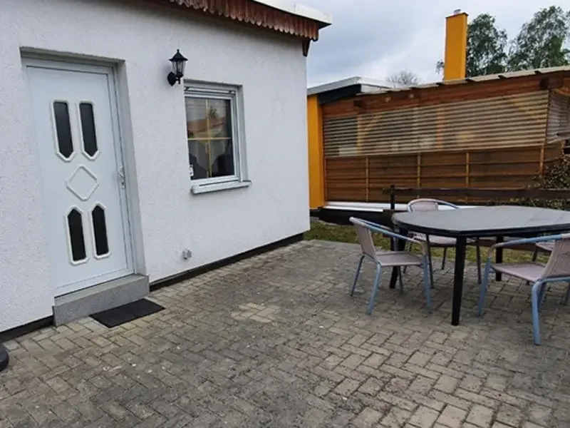 Bungalow 155 am Zeulenrodaer Meer – Außenansicht mit Terrasse im Grünen