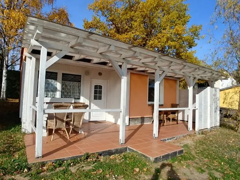Bungalow 171 am Zeulenrodaer Meer – Außenansicht mit Terrasse im Grünen